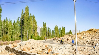 20251013-lxj4z 20251013-lxj4z