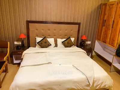 20251013-upxhk 20251013-upxhk